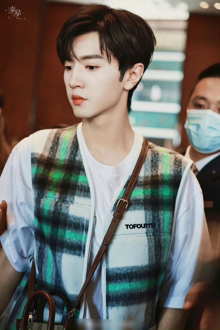 陈哲远录制快本绿色格纹马甲清新帅气照片