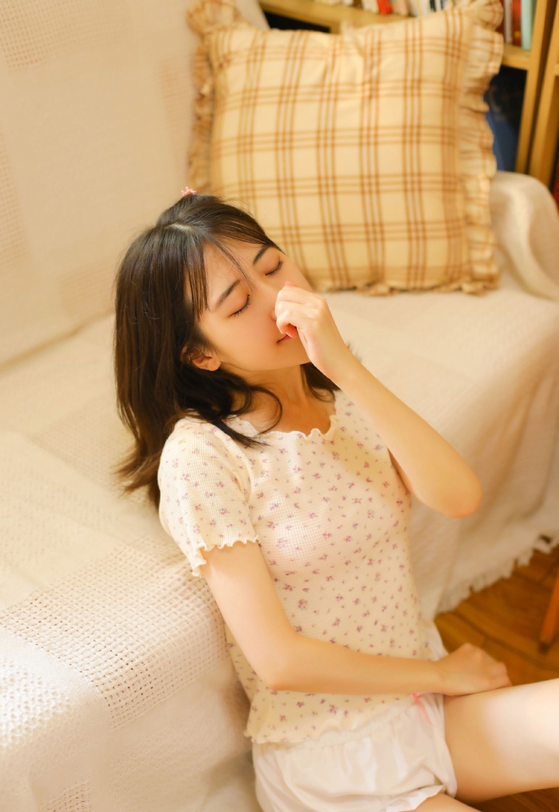 短裤美女白丝美腿纤细修长图片