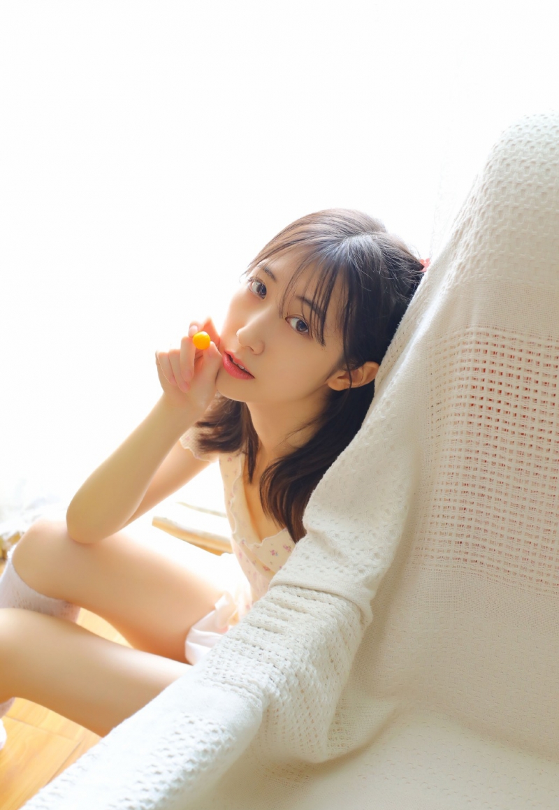 短裤美女白丝美腿纤细修长图片