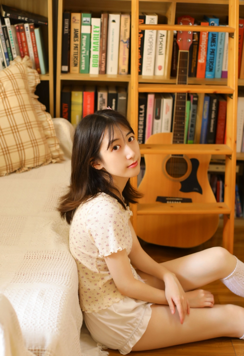 短裤美女白丝美腿纤细修长图片