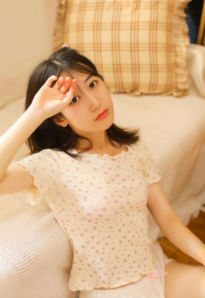 短裤美女白丝美腿纤细修长图片