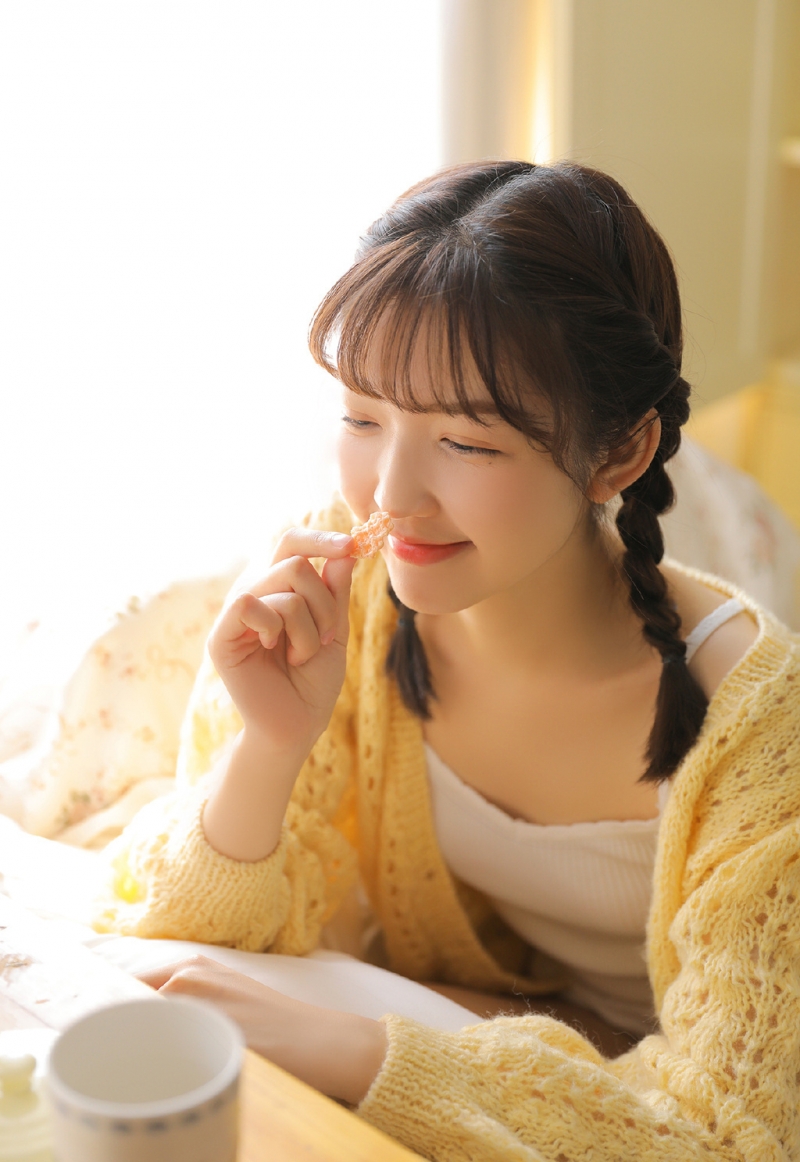 麻花辫美少女香肩美腿室内写真