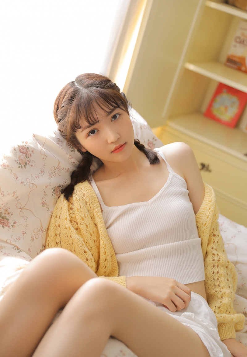 麻花辫美少女香肩美腿室内写真