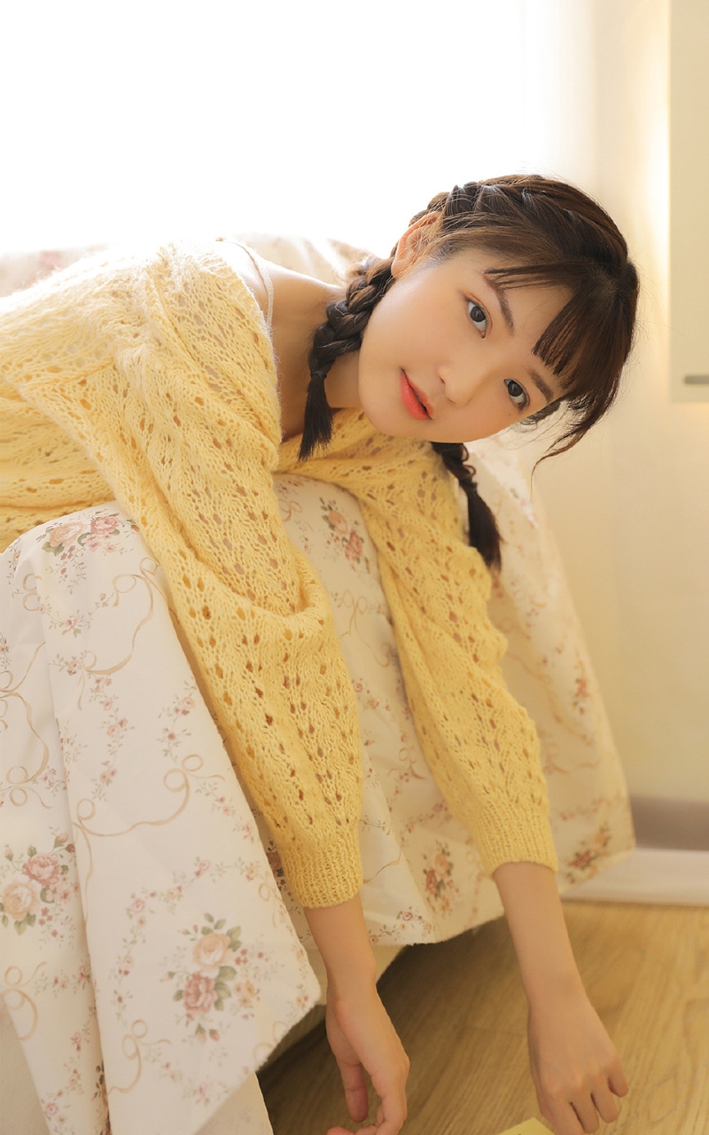 麻花辫美少女香肩美腿室内写真
