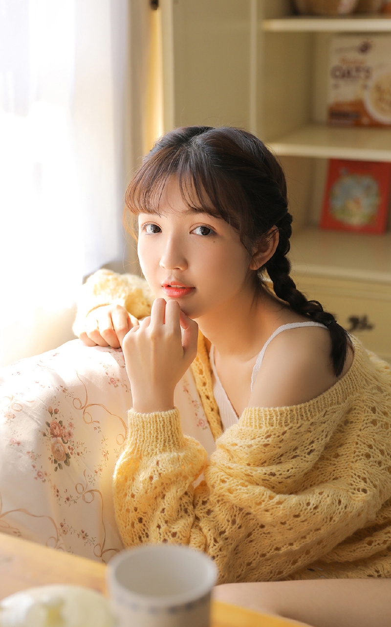 麻花辫美少女香肩美腿室内写真