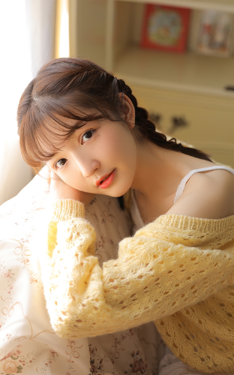 麻花辫美少女香肩美腿室内写真