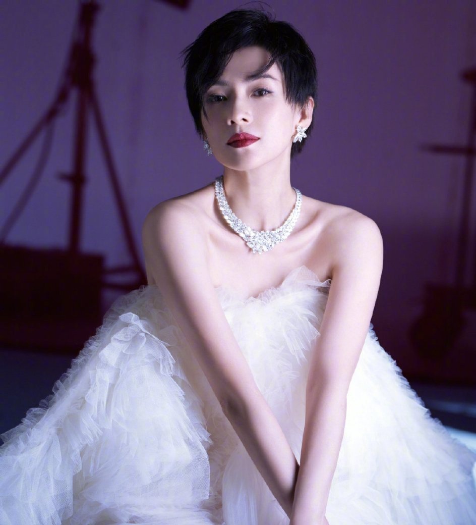 章子怡ELLE周年刊封面短发造型亮相