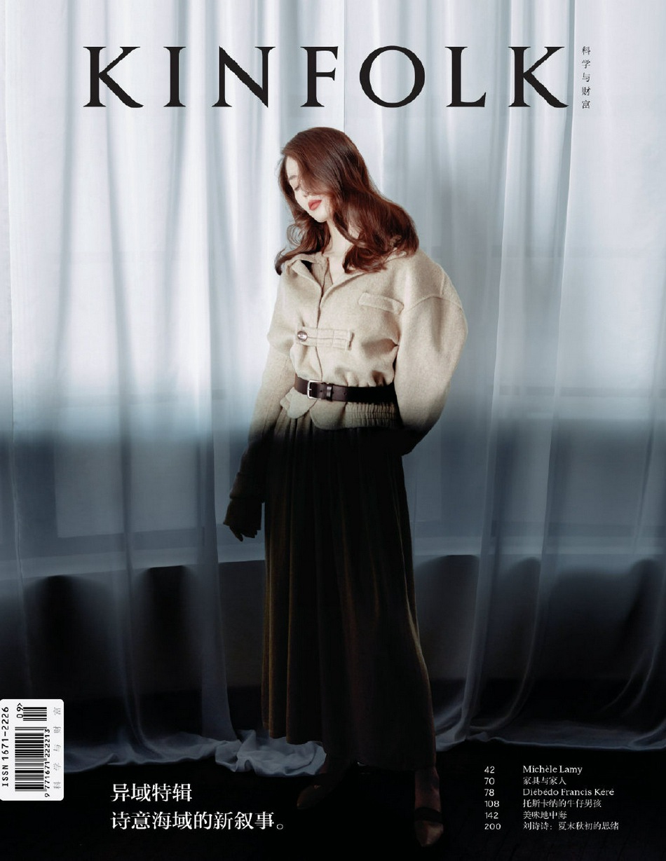 刘诗诗长发微卷气质迷人时尚写真