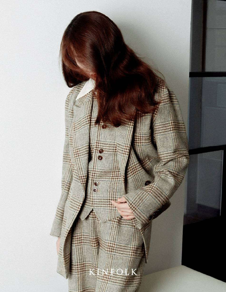 刘诗诗长发微卷气质迷人时尚写真