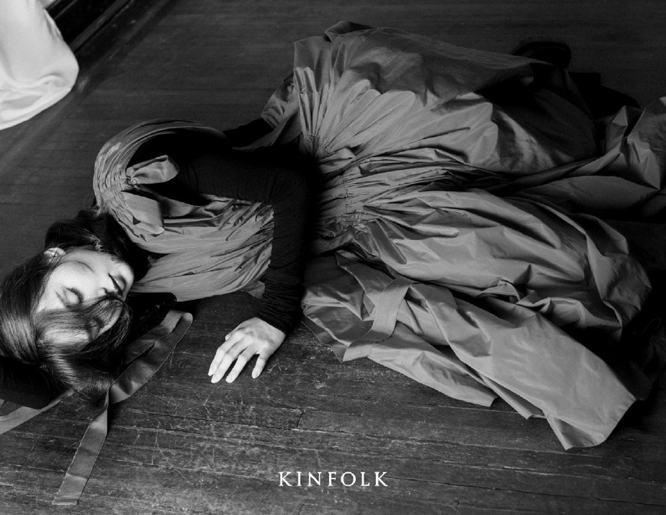 刘诗诗长发微卷气质迷人时尚写真