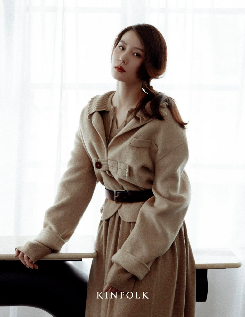 刘诗诗长发微卷气质迷人时尚写真