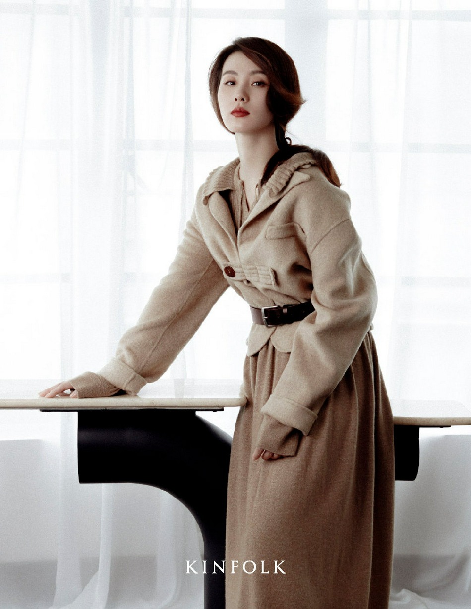 刘诗诗长发微卷气质迷人时尚写真