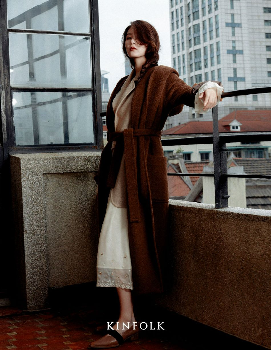 刘诗诗长发微卷气质迷人时尚写真