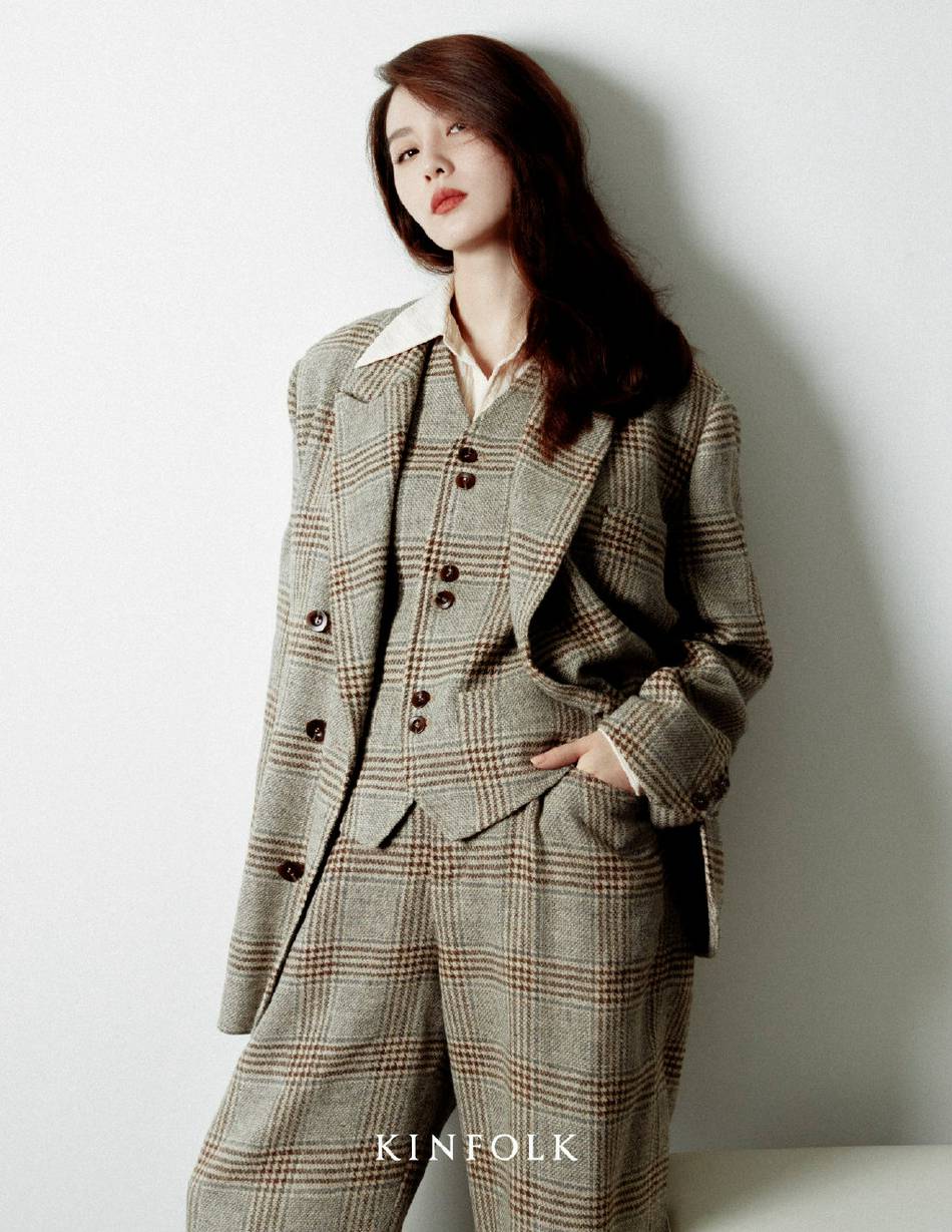 刘诗诗长发微卷气质迷人时尚写真