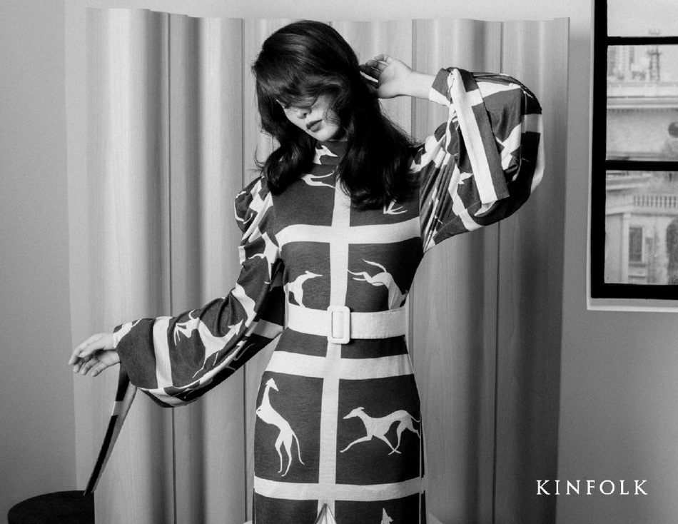 刘诗诗长发微卷气质迷人时尚写真