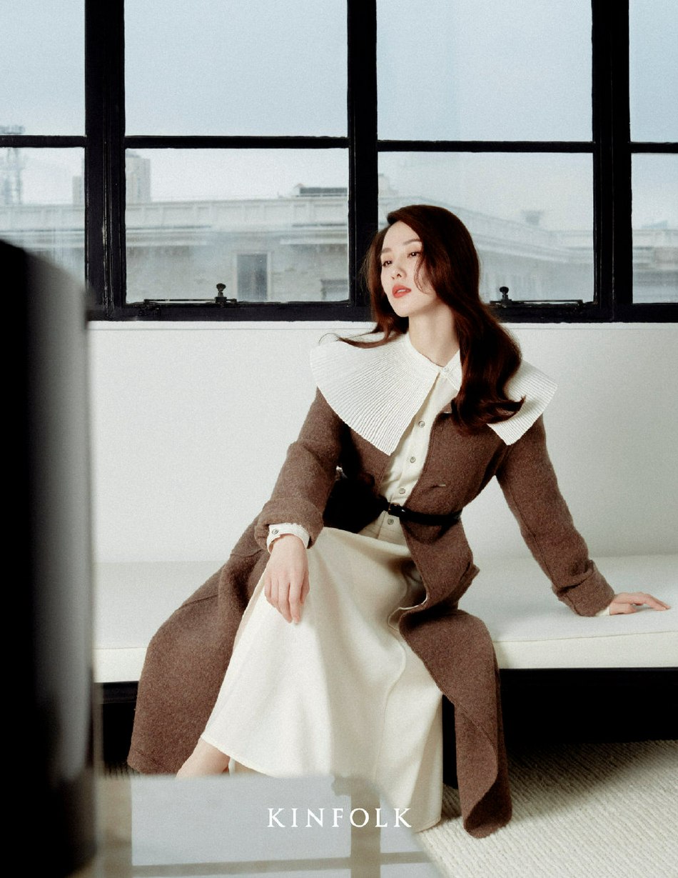 刘诗诗长发微卷气质迷人时尚写真