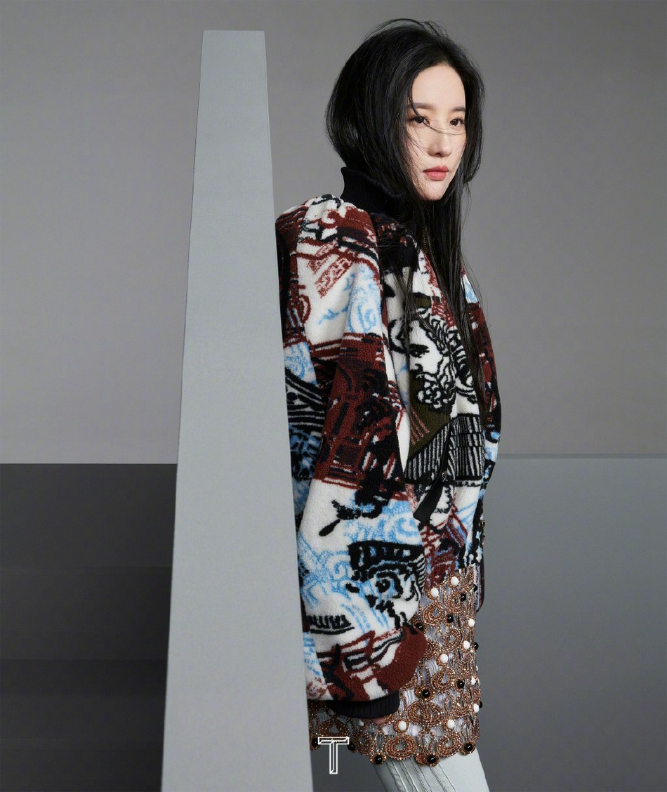 刘亦菲黑长直发女神范十足写真