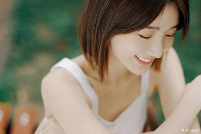 毛晓彤白色长裙清新动人写真美照
