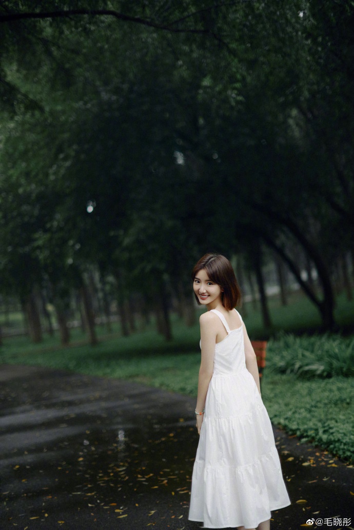 毛晓彤白色长裙清新动人写真美照