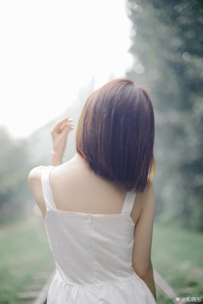 毛晓彤白色长裙清新动人写真美照