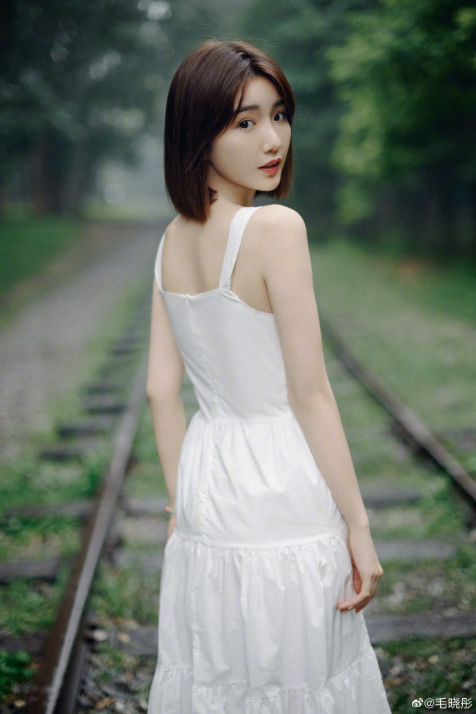 毛晓彤白色长裙清新动人写真美照