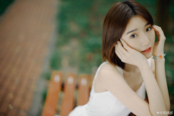毛晓彤白色长裙清新动人写真美照