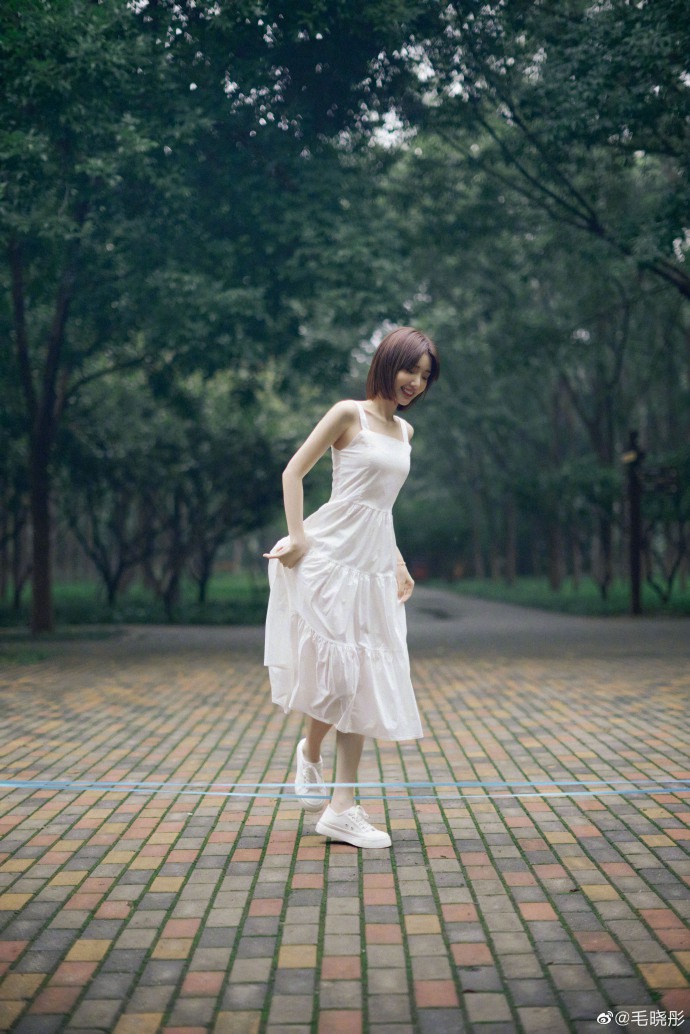 毛晓彤白色长裙清新动人写真美照