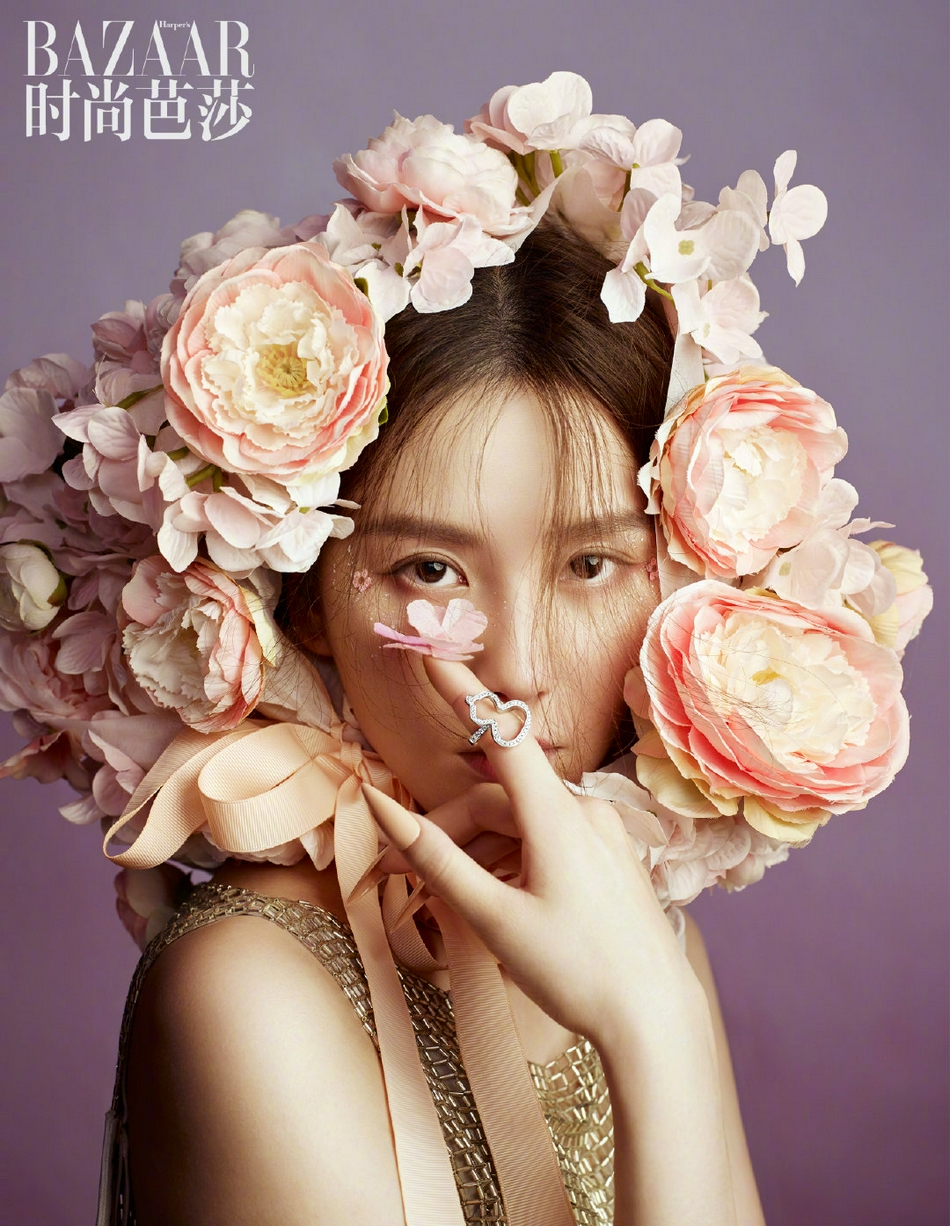 刘诗诗在花海之间与牡丹相遇写真