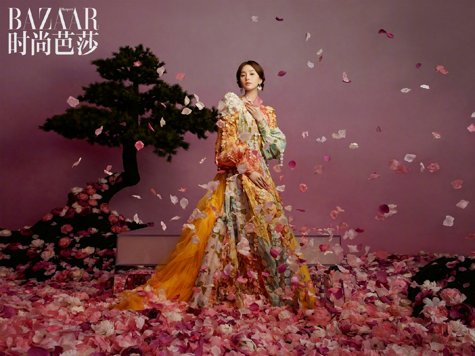 刘诗诗在花海之间与牡丹相遇写真