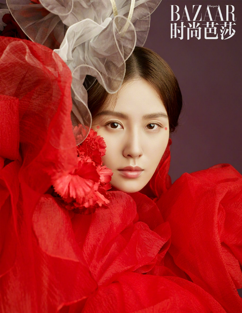 刘诗诗在花海之间与牡丹相遇写真