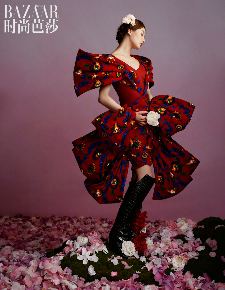 刘诗诗在花海之间与牡丹相遇写真