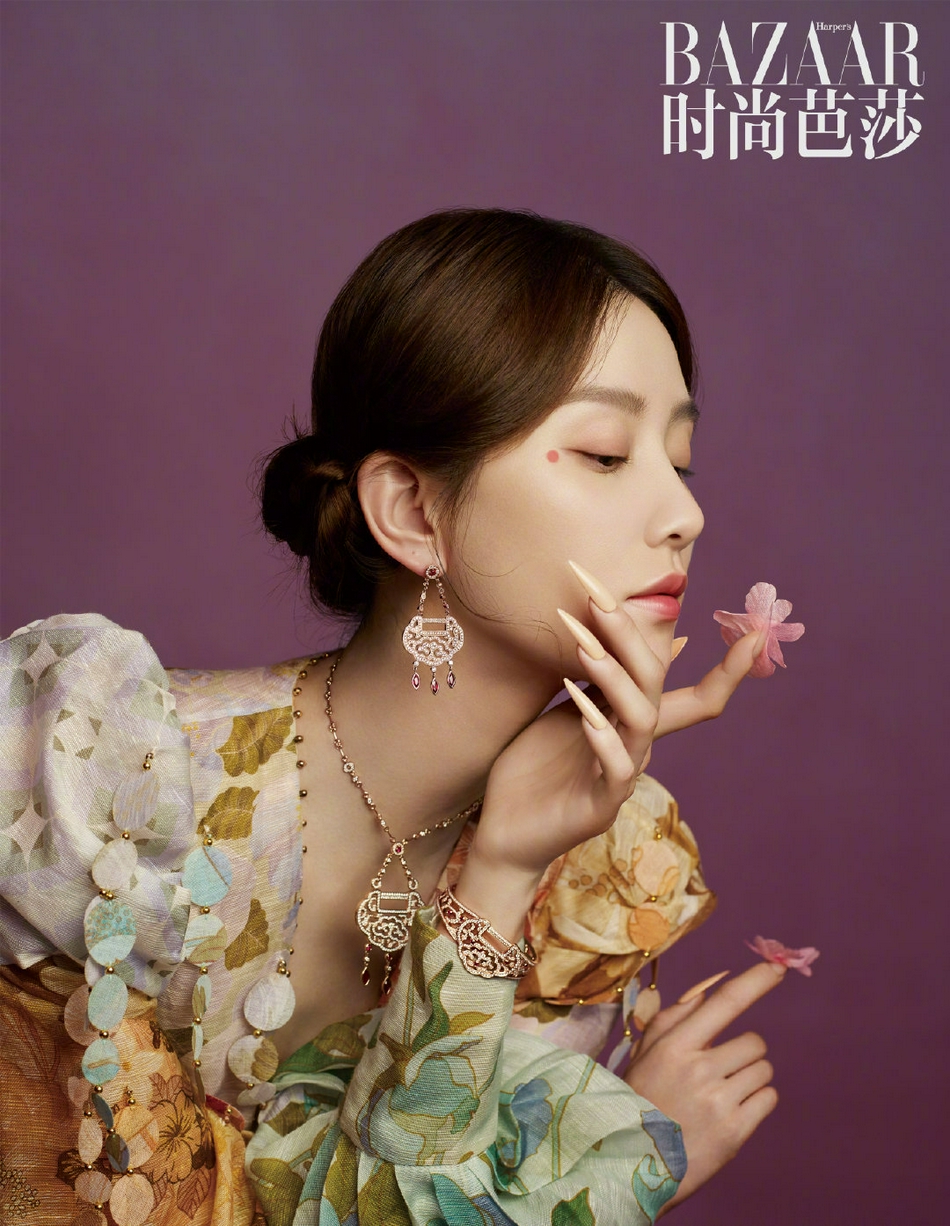 刘诗诗在花海之间与牡丹相遇写真