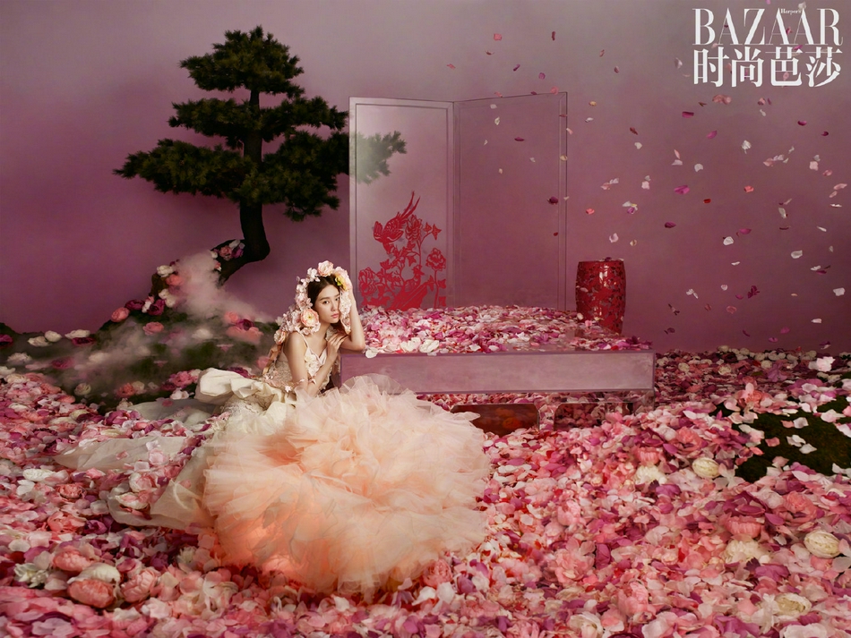 刘诗诗在花海之间与牡丹相遇写真