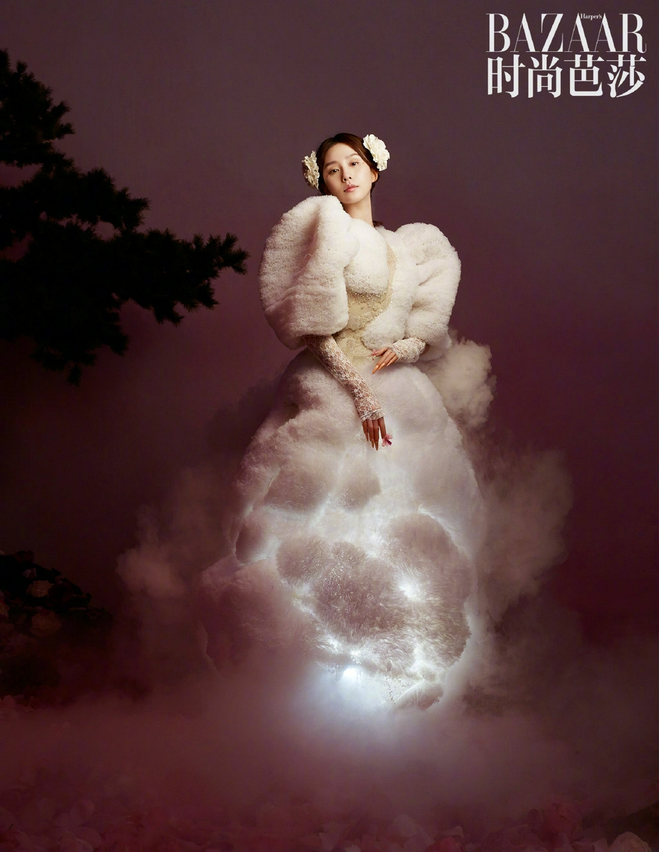 刘诗诗在花海之间与牡丹相遇写真