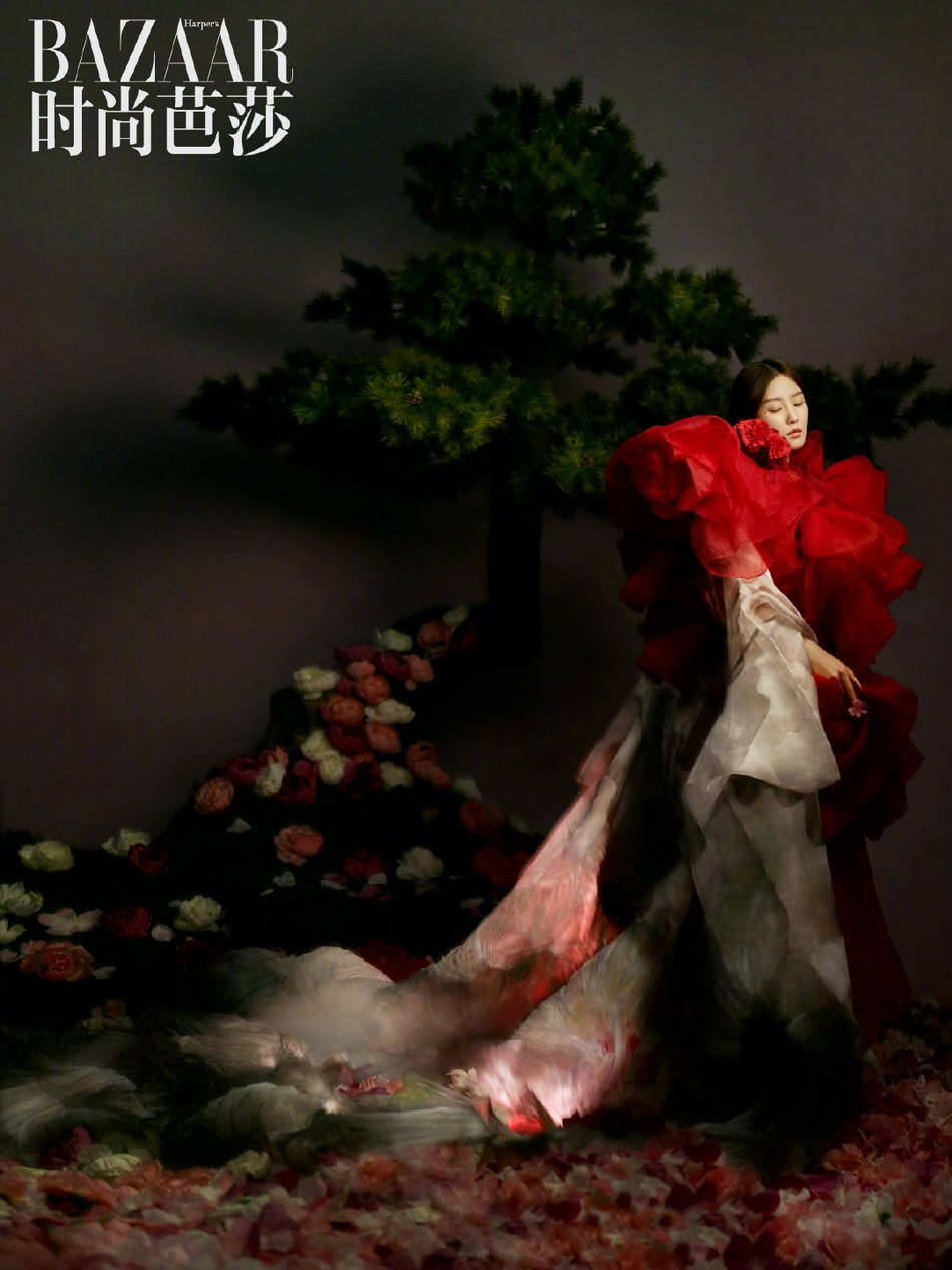 刘诗诗在花海之间与牡丹相遇写真