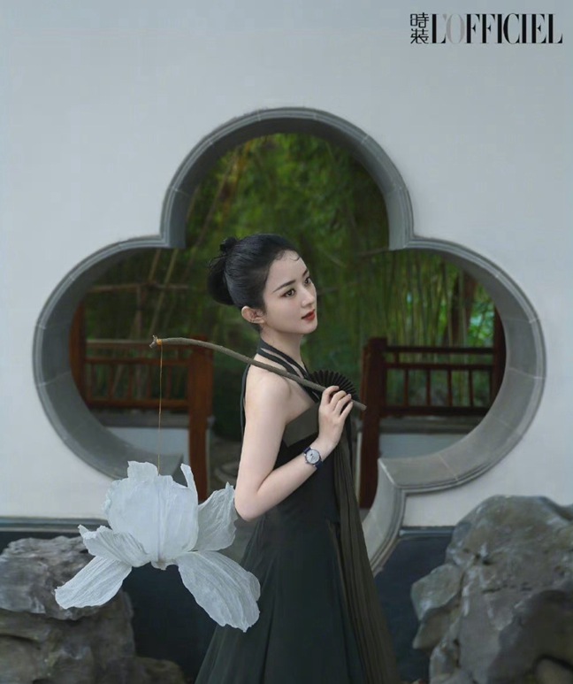 赵丽颖写意国风大片撑伞回眸好有氛围感