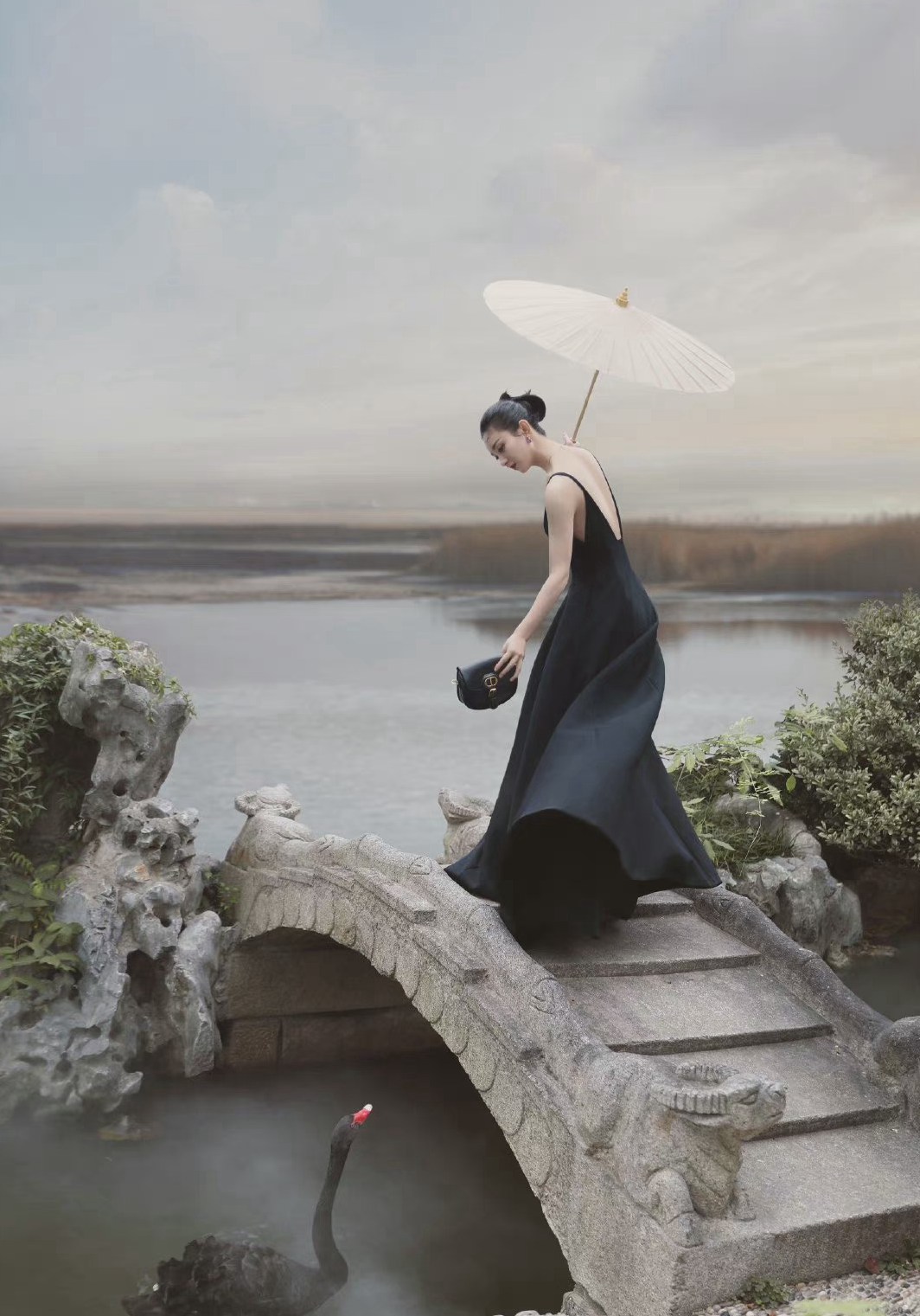 赵丽颖写意国风大片撑伞回眸好有氛围感