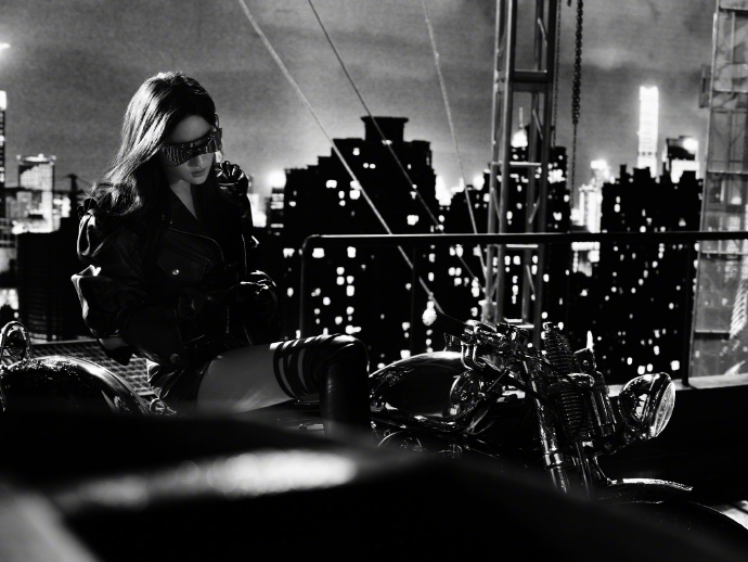 刘亦菲化身暗夜骑士又酷又飒写真