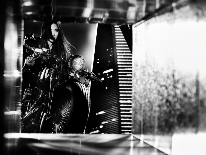 刘亦菲化身暗夜骑士又酷又飒写真