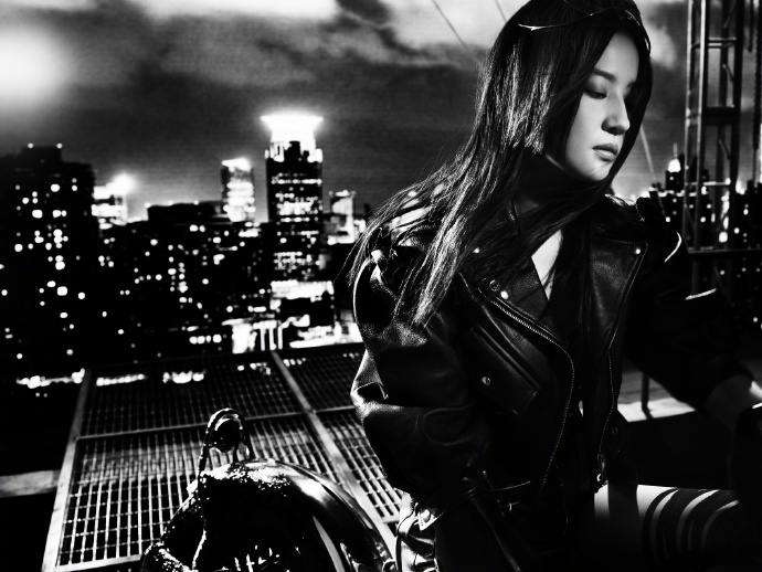 刘亦菲化身暗夜骑士又酷又飒写真