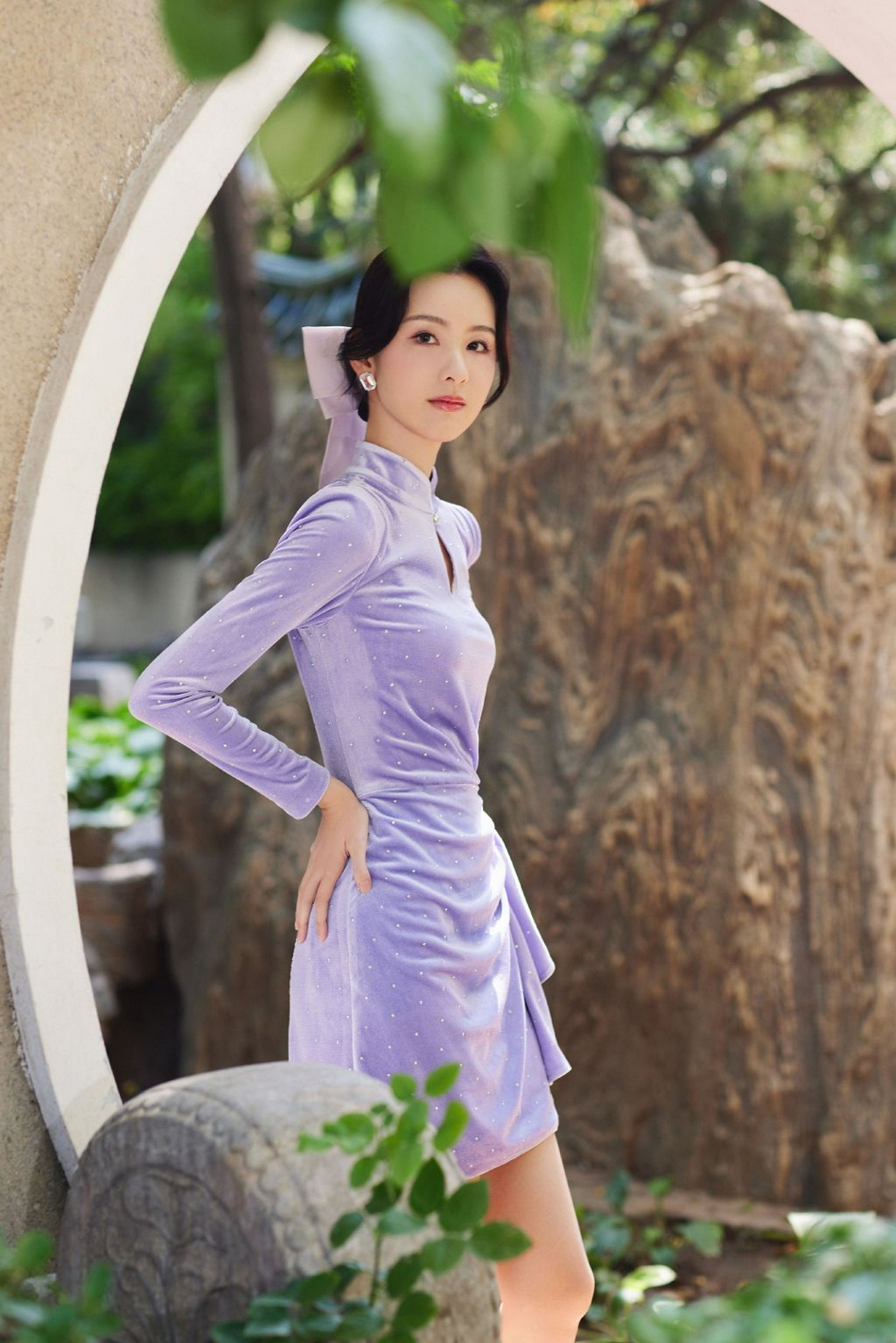 陈都灵紫色丝绒短裙大秀身材写真
