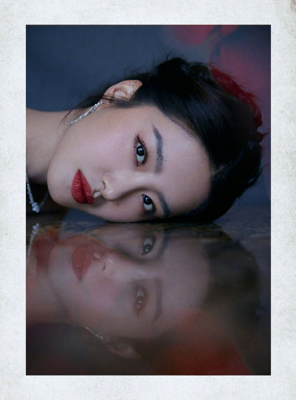 杨采钰黑色玫瑰纱裙知性优雅写真