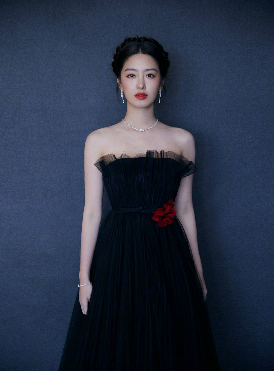 杨采钰黑色玫瑰纱裙知性优雅写真