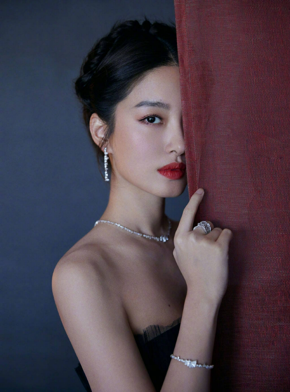 杨采钰黑色玫瑰纱裙知性优雅写真