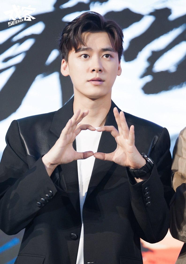 李易峰黑白西装出席《最后的赢家》发布会帅气有型