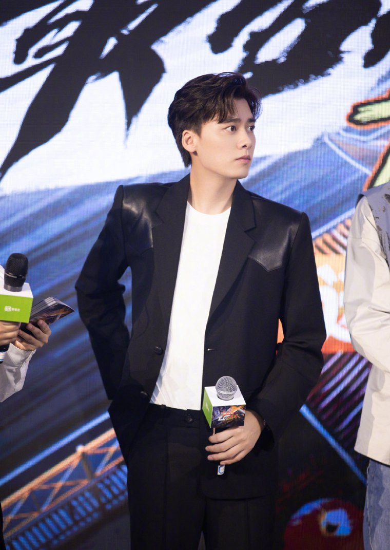 李易峰黑白西装出席《最后的赢家》发布会帅气有型