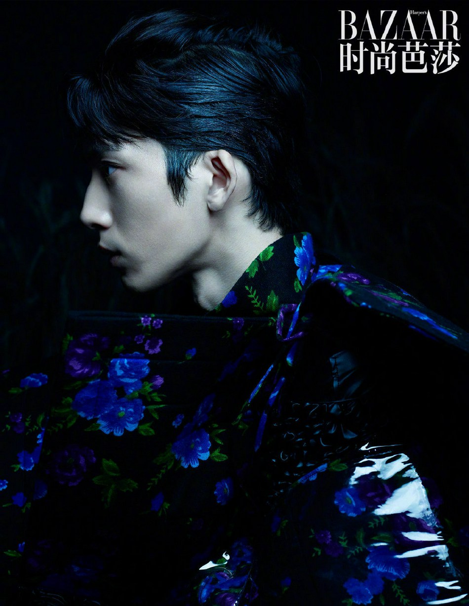 井柏然置身迷幻光影氛围感十足写真