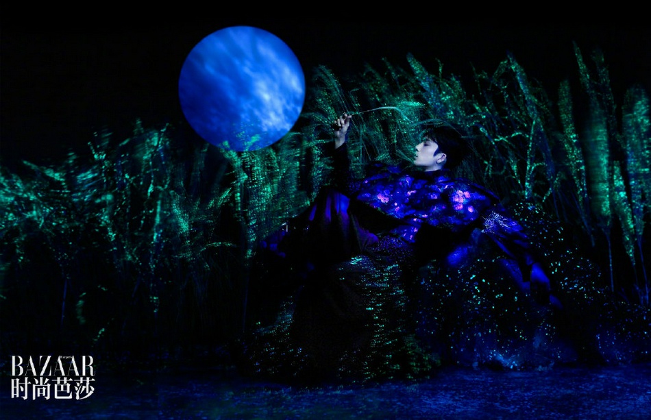 井柏然置身迷幻光影氛围感十足写真