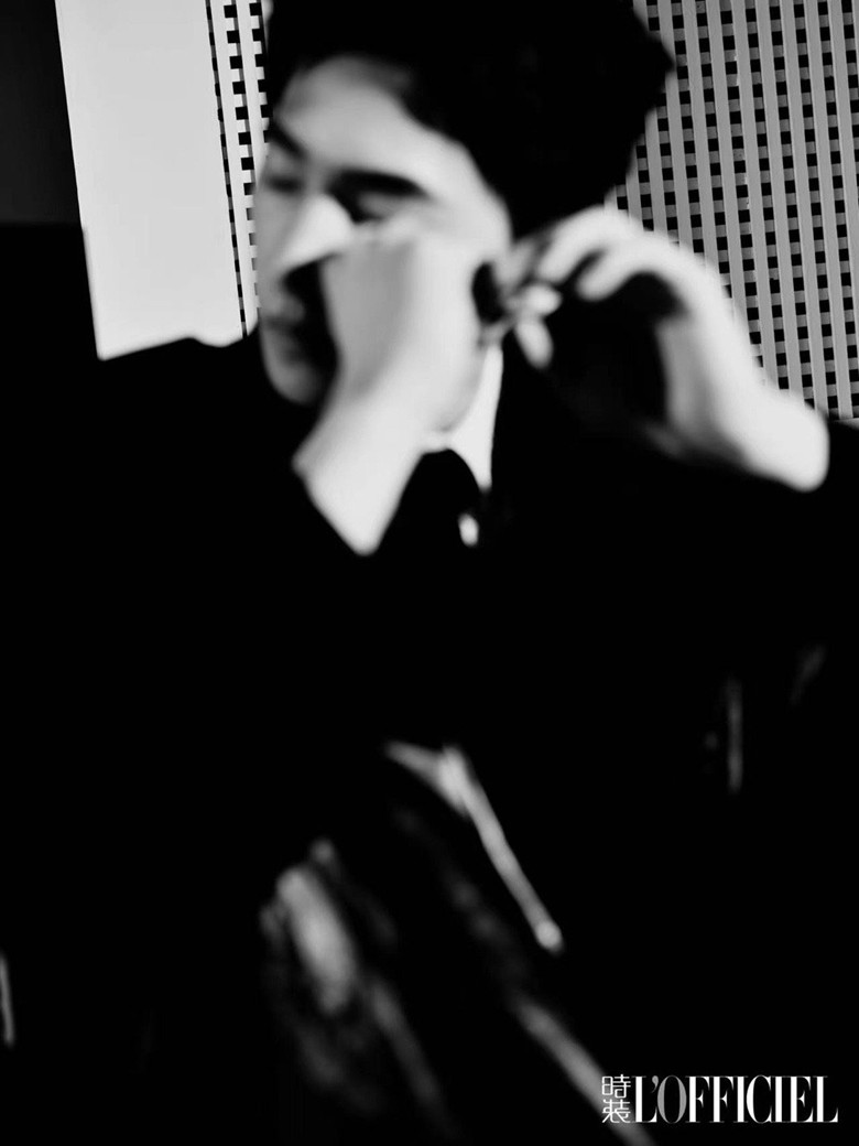 杨洋时装十月刊封面黑白情绪大片