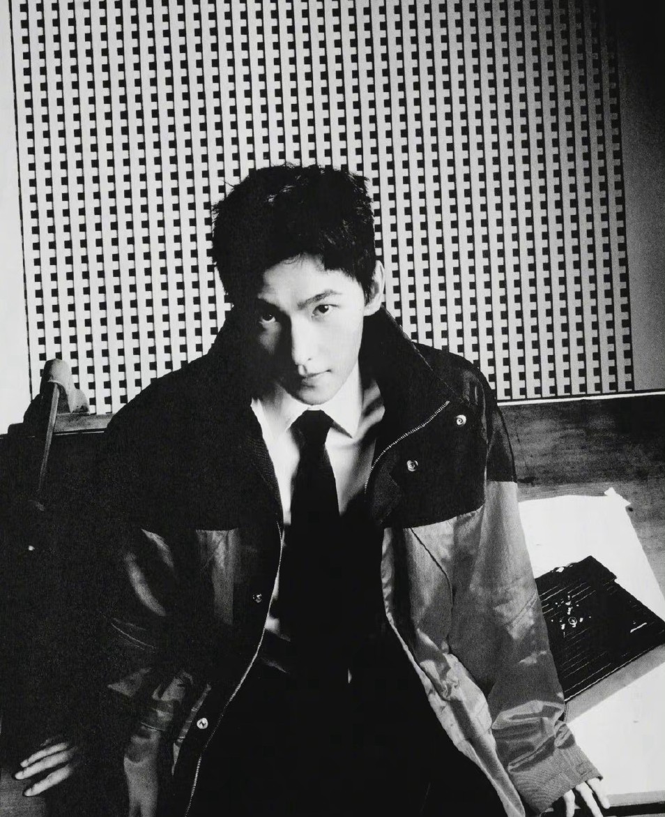 杨洋时装十月刊封面黑白情绪大片